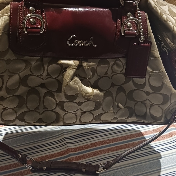 Authentic Coach Sabrina satchel in patent leather and satin canvas - Picture 7 of 14